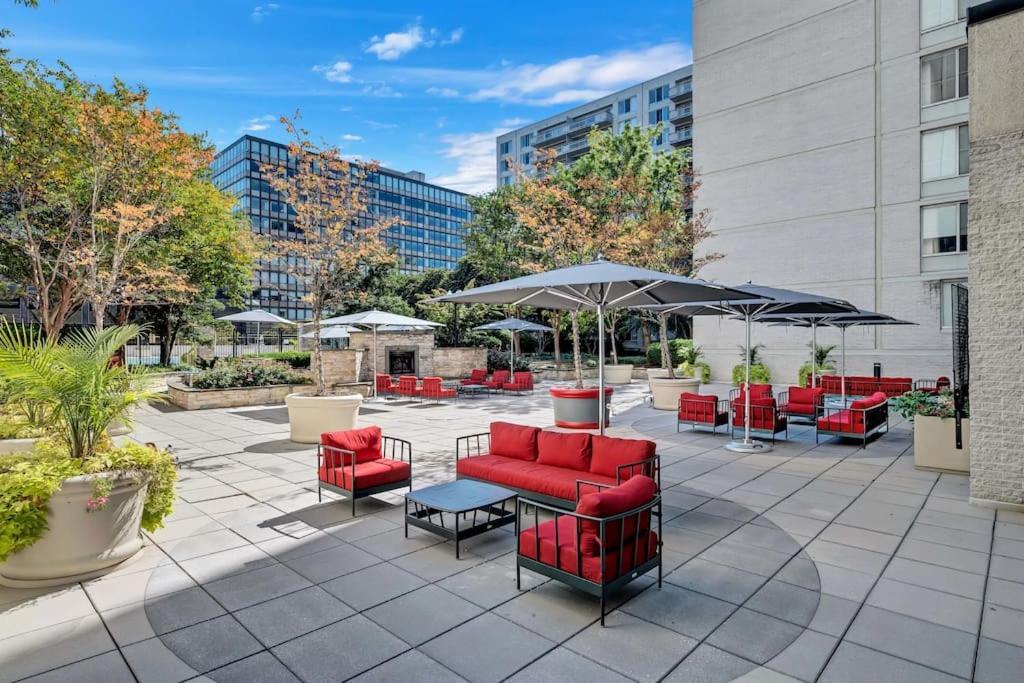 Modern Apartment At Crystal City Arlington Exterior foto